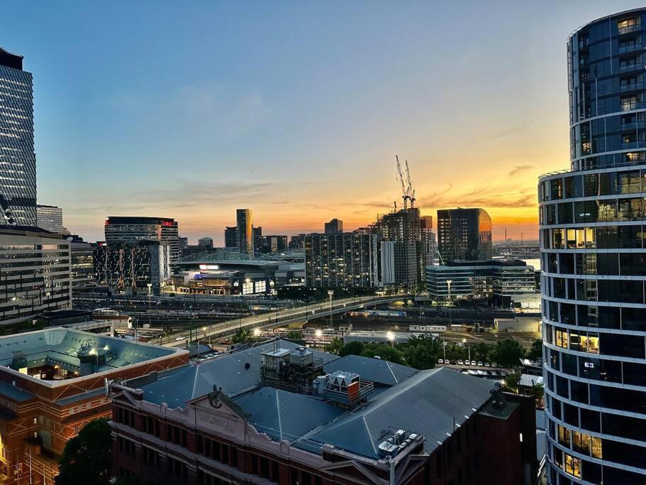 Melbourne Magic On Spencer: Stylish City Living Apartment Exterior photo